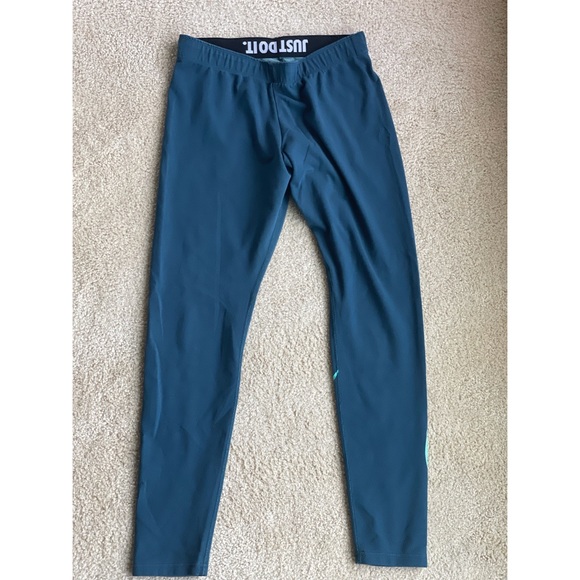 LIKE NEW NIKE LEGGINGS - Picture 3 of 4